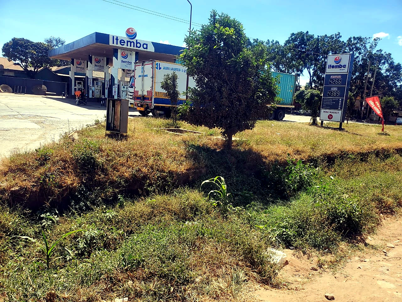 ITEMBA-UZUNGUNI roadside fuel station canopy and forecourt
