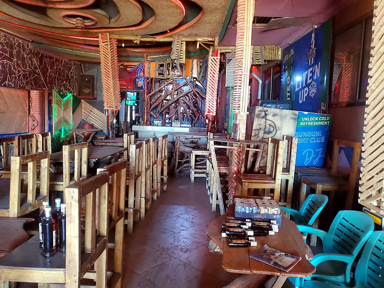 UZUNGUNI INN restaurant and bar seating